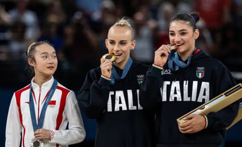 FOTO/ Pse i kafshojnë kampionët medaljet? Arsyeja do t’ju befasojë