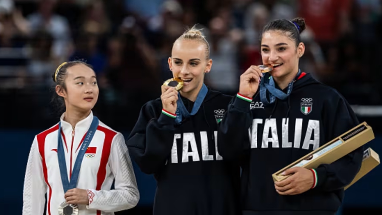 FOTO/ Pse i kafshojnë kampionët medaljet? Arsyeja do t’ju befasojë