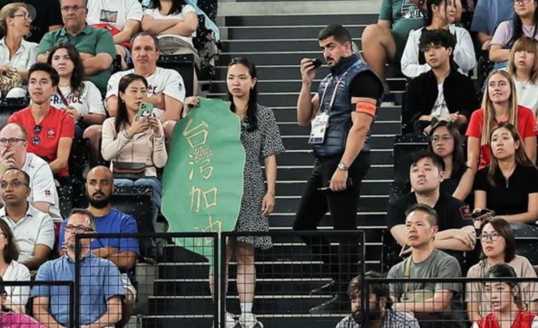 Ia morën posterin nga duart, pse fjala Tajvan është e ndaluar në Lojërat Olimpike? Tajvanezët të keqtrajtuar