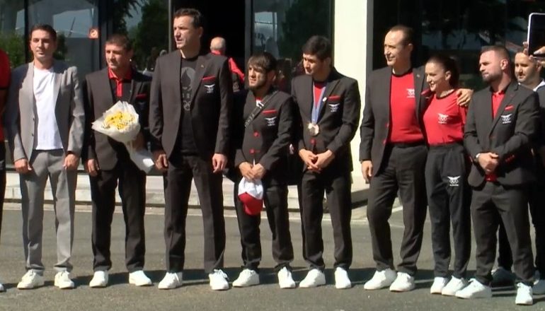 Shqiptarët presin me brohoritje ekipin olimpik në Rinas, Veliaj: Historike, bashkimi bën fuqinë! Cic-micet politike janë pa vlerë, ky është suksesi i Shqipërisë