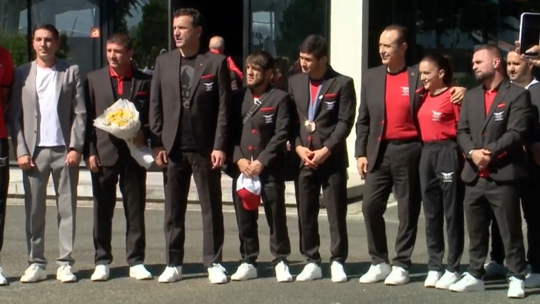 Shqiptarët presin me brohoritje ekipin olimpik në Rinas, Veliaj: Historike, bashkimi bën fuqinë! Cic-micet politike janë pa vlerë, ky është suksesi i Shqipërisë