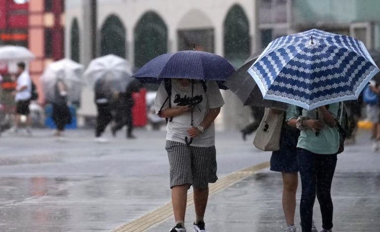 Stuhia e fuqishme pritet të godasë Japoninë, evakuohen njerëzit, Tokio anulon fluturimet dhe trenat
