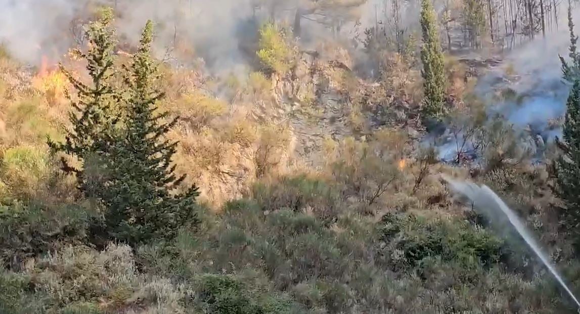 Situata e zjarreve në vend, Ministria e Mbrojtjes: Ende 19 vatra aktive, po ndërhyhet me helikopter! Forca të shtuara zjarrfikësish në Finiq