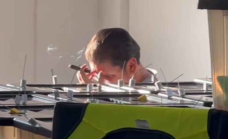 Pamjet/ Tymos puron, vë dorën në kokë dhe shpreh zhgënjimin, filmohet Sekretari i OMONIA-s pas fitores së Tavos