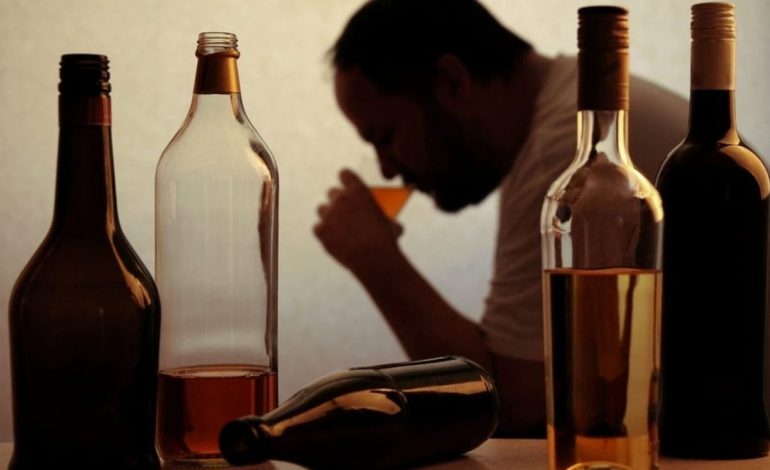 Bie “miti” i alkoolit, studimi i ri për efektet në organizëm: Bën dëm edhe nëse konsumohet me masë