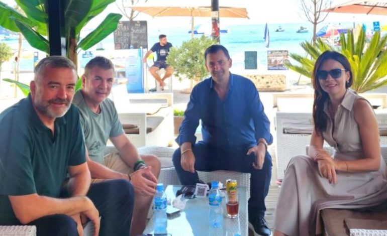 Një ditë përpara zgjedhjeve, Elisa Spiropali publikon foto në Himarë krah kandidatit Vangjel Tavo: Mes miqsh…