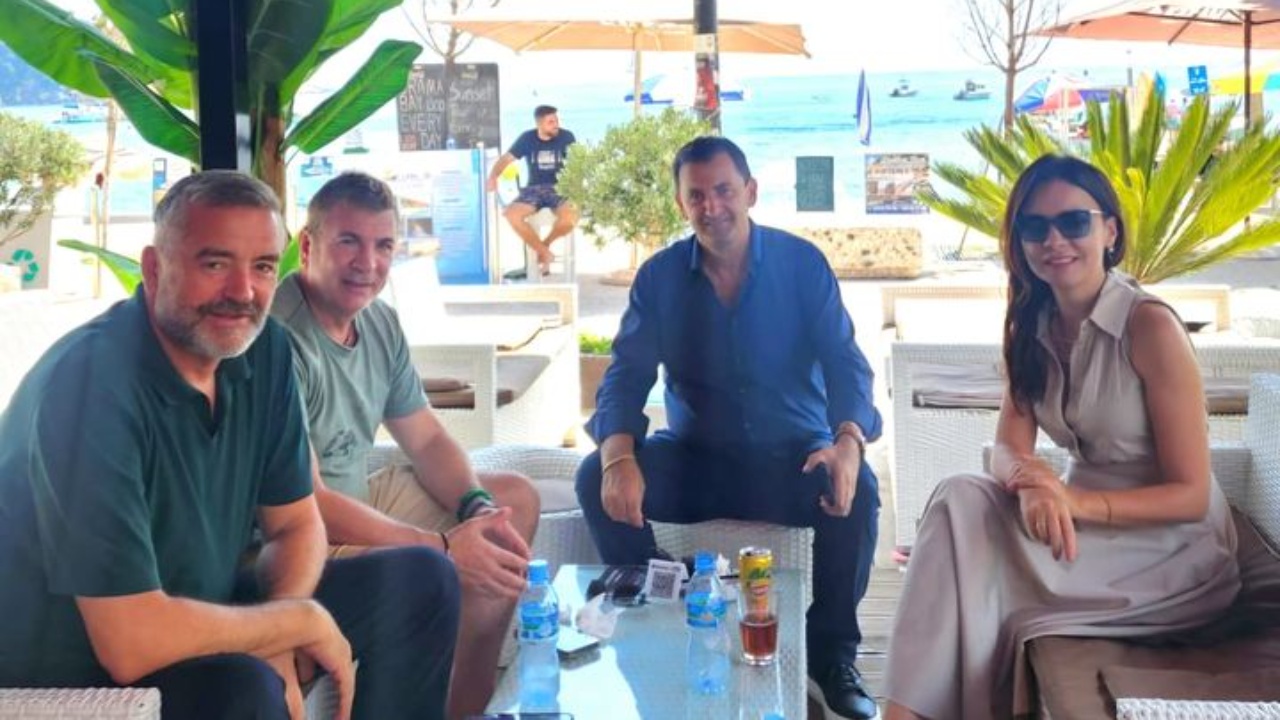 Një ditë përpara zgjedhjeve, Elisa Spiropali publikon foto në Himarë krah kandidatit Vangjel Tavo: Mes miqsh…