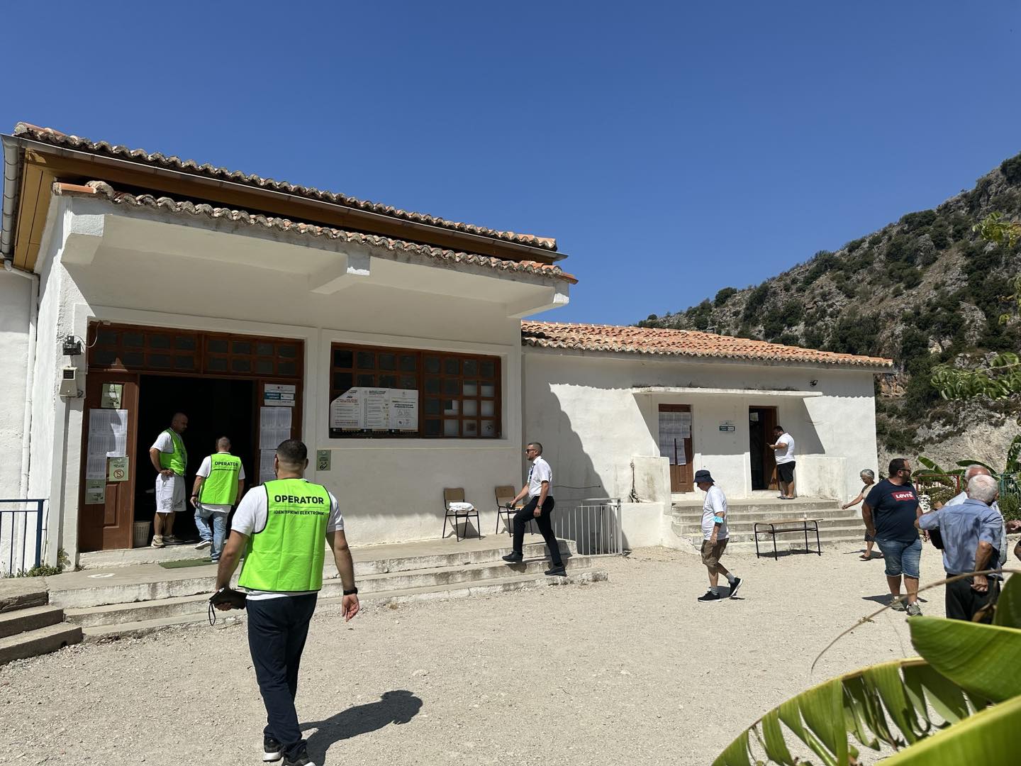 Mbyllja e votimit në Himarë, KQZ: Procesi i qetë, identifikimi elektronik dhe sistemi PEI i suksesshëm! Ja sa ishte pjesëmarrja
