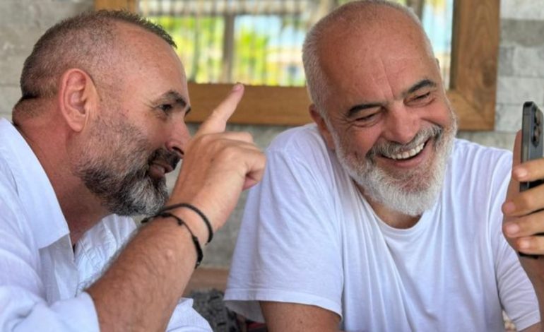 FOTO/ “Në dhjetor do të marr në Dibër të shohësh…”, Rama në Himarë me Manjën, tregon bisedën me ministrin për tunelet e Murrizit dhe Llogarasë