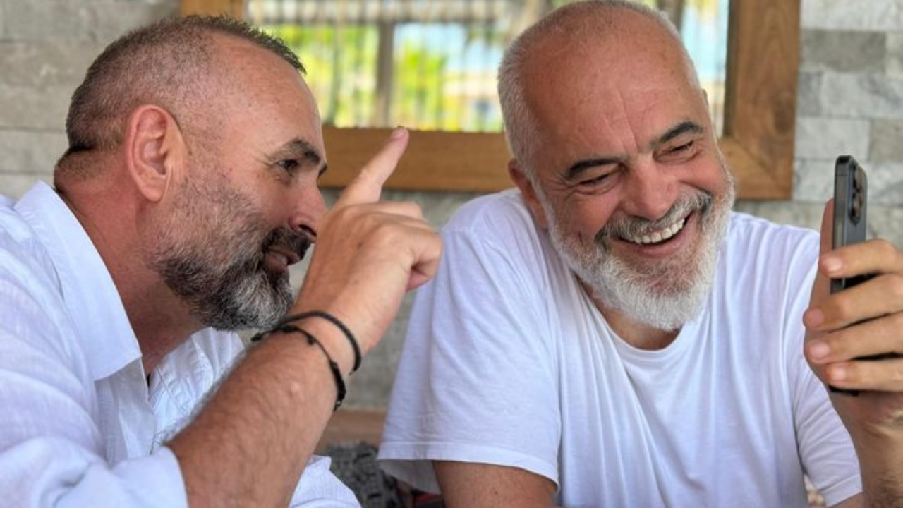 FOTO/ “Në dhjetor do të marr në Dibër të shohësh…”, Rama në Himarë me Manjën, tregon bisedën me ministrin për tunelet e Murrizit dhe Llogarasë