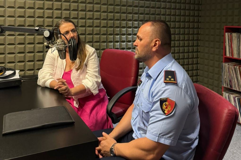 “Fol me Anila Hoxhën”/ Si identifikohet shtetasi, i cili është me ekspuls apo është “deportiv?” Shefi i Komisariatit të Policisë së Rinasit zbulon shifrat