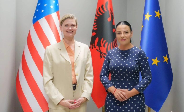 “SHBA na ka dhënë një mbështetje të pakursyer”, Balluku takohet me VanHorn, ministrja: E njoha me disa projekte të rëndësishme