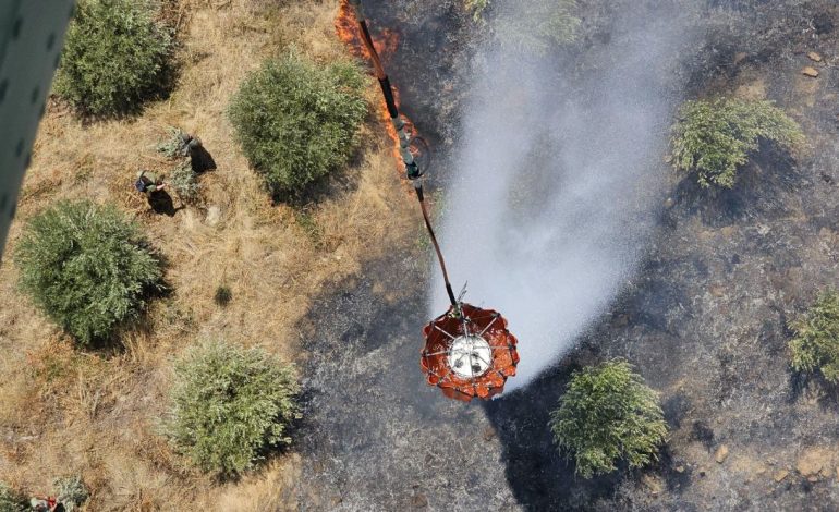Situatë e vështirë nga zjarret në disa zona, probleme në Mesopotam të Finiqit, ministri i Mbrojtjes: Prioritet jetët e njerëzve