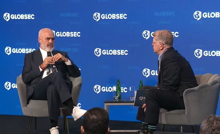 Marrëveshja me Italinë për emigrantët/ “Miqtë ndihmohen”, Rama u përgjigjet kritikëve: Kjo është “luftë” politike mes të majtës dhe të djathtës në Europë