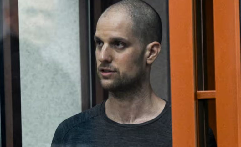 Gazetari amerikan me fat! Përfitoi nga marrëveshja SHBA-Rusi për shkëmbimin e të burgosurve, Evan Gershkovich lirohet nga qelia