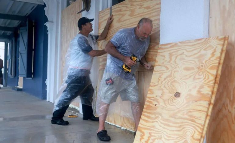 Uragani Debby arrin në bregun e Floridës, priten përmbytje katastrofike! 250 mijë banesa e biznese pa energji elektrike