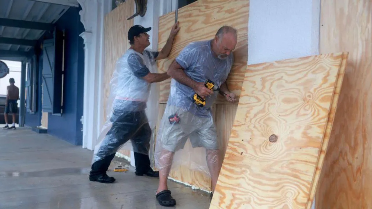 Uragani Debby arrin në bregun e Floridës, priten përmbytje katastrofike! 250 mijë banesa e biznese pa energji elektrike