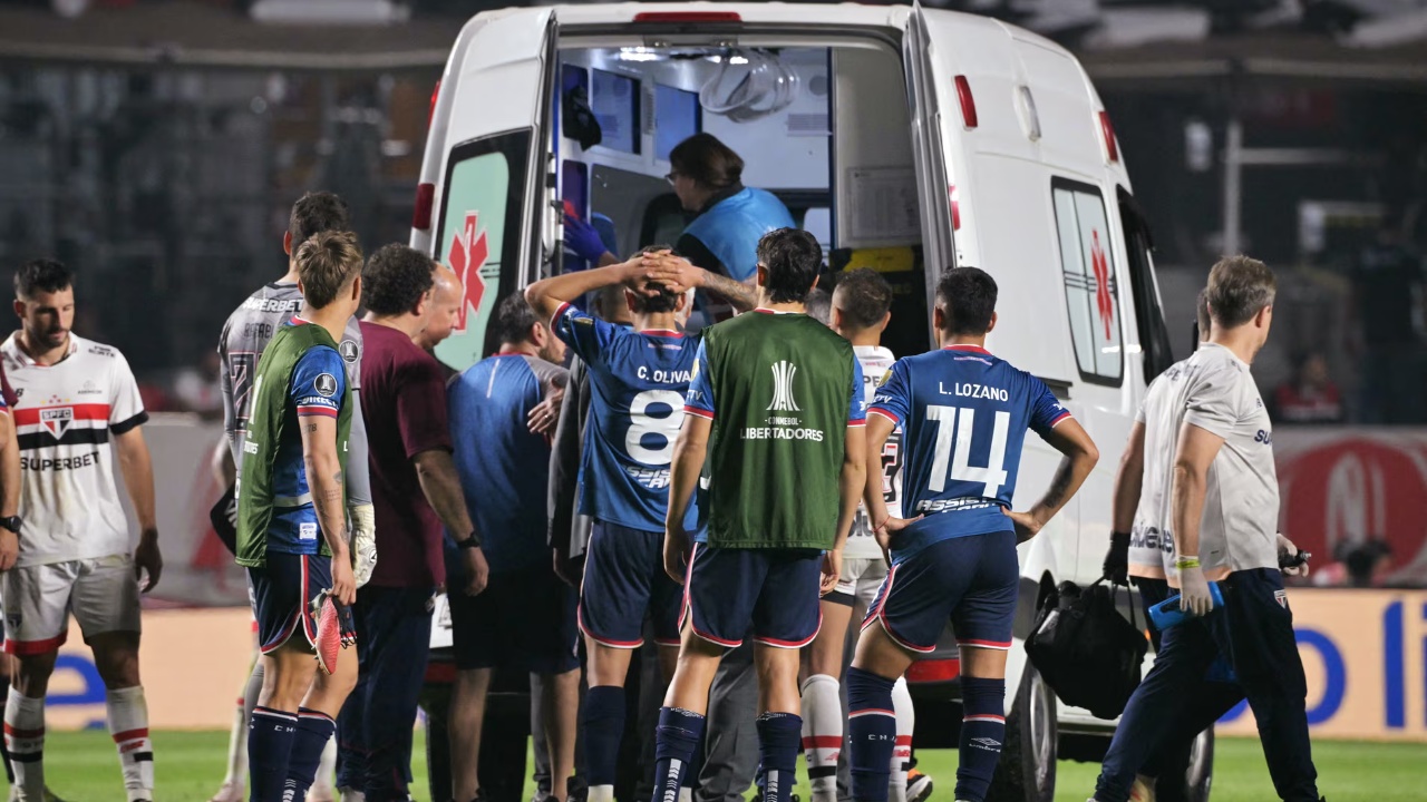 E trishtë! Pësoi kolaps gjatë ndeshjes së futbollit, ndahet nga jeta 27-vjeçari uruguaian