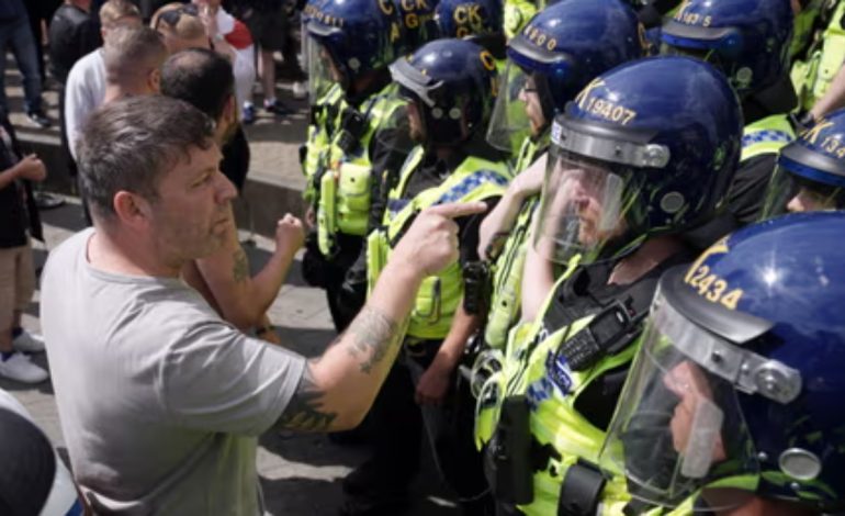 Ndizet Britania, por pse tani? Protestat e dhunshme të ekstremit të djathtë po favorizohen nga interneti dhe… vapa