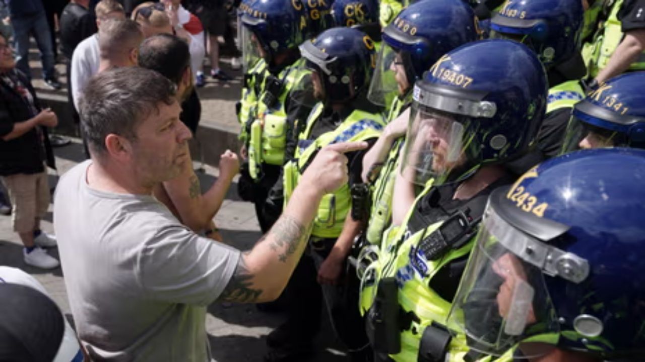 Ndizet Britania, por pse tani? Protestat e dhunshme të ekstremit të djathtë po favorizohen nga interneti dhe… vapa
