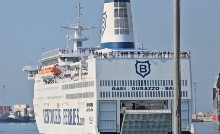 Fluks kalimesh në portin e Durrësit/ 26 sportele për të shmangur vonesat, në korrik tragetet sollën 85 mijë persona