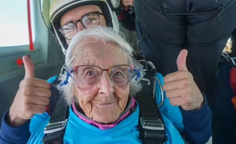 VIDEO/ Gjyshja “gangstere”! Feston 102-vjetorin duke… u hedhur me parashutë