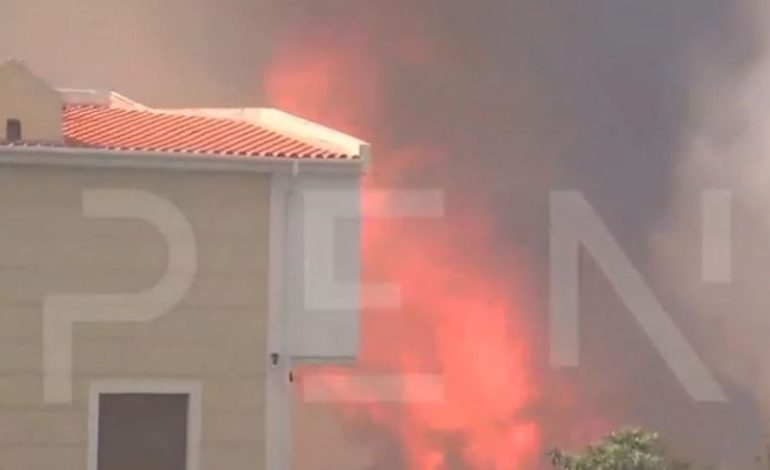 Pamje të frikshme nga Athina! Zjarri “përpinë” banesat, digjet edhe automjeti i zjarrfikëses! Disa të lënduar, evakuohen banorët