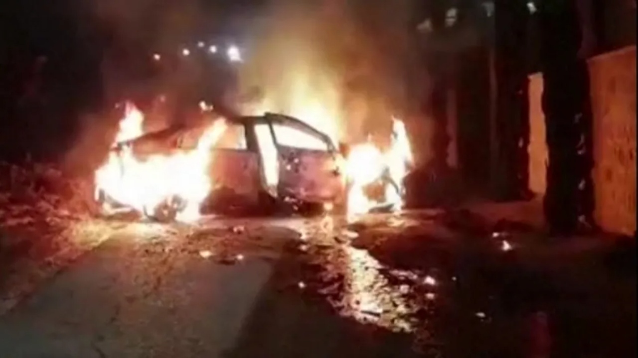 Kolonët izraelitë djegin fshatin e Bregut Perëndimor! Tmerr për banorët, autorët të maskuar sulmuan shtëpitë