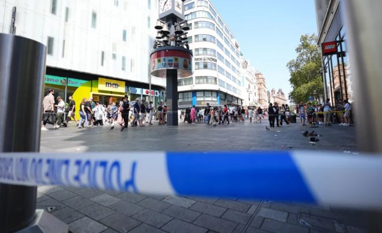 Tronditëse/ Një burrë plagos me thikë nënë e bijë në mes të Londrës, vajza vetëm 11 vjeçe