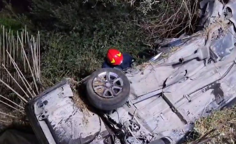 Humbi kontrollin e makinës dhe doli nga rruga/ Pamjet e “Benz”-it të përmbysur, kush është 34-vjeçari që ndërroi jetë tragjikisht