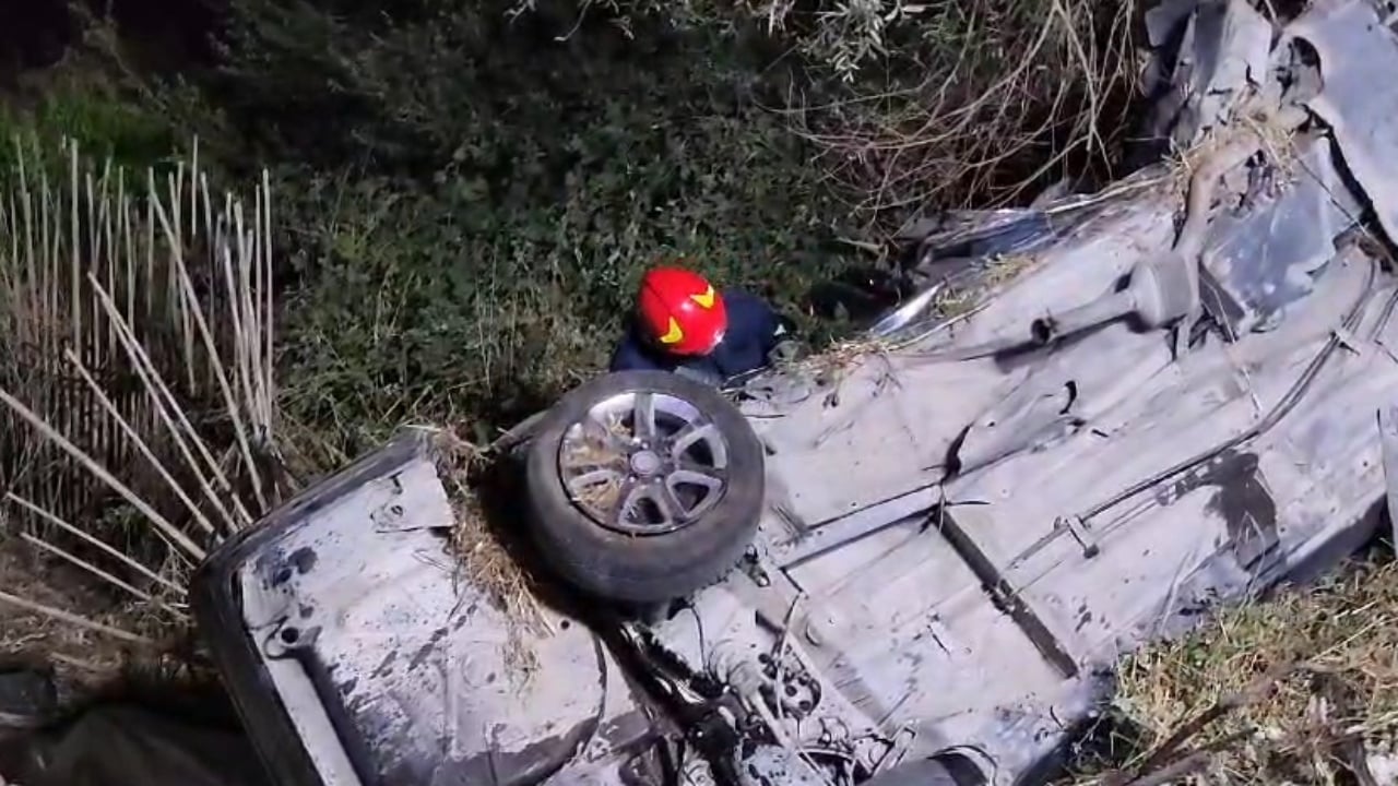 Humbi kontrollin e makinës dhe doli nga rruga/ Pamjet e “Benz”-it të përmbysur, kush është 34-vjeçari që ndërroi jetë tragjikisht