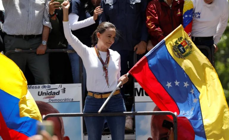 Udhëheqësja e opozitës sfidon qeverinë në Venezuelë! Shfaqet në publik pavarësisht kërcënimeve për arrestimin e saj