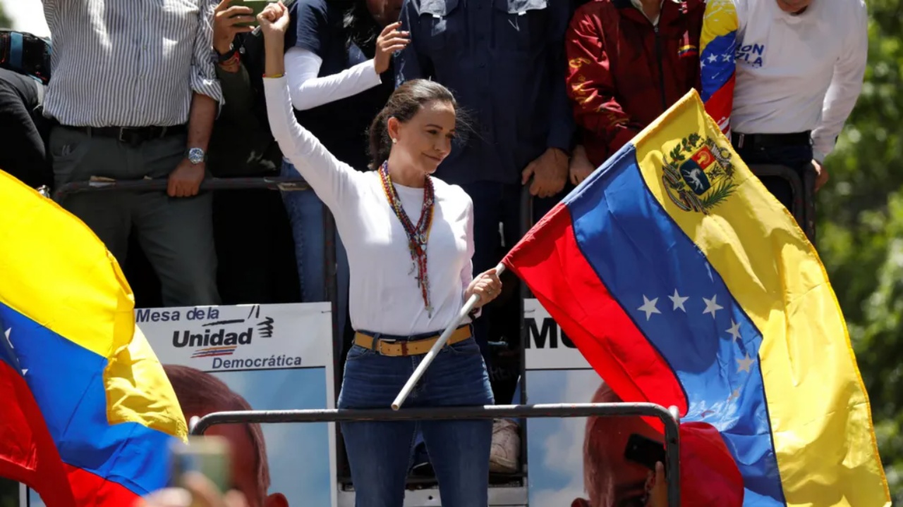 Udhëheqësja e opozitës sfidon qeverinë në Venezuelë! Shfaqet në publik pavarësisht kërcënimeve për arrestimin e saj