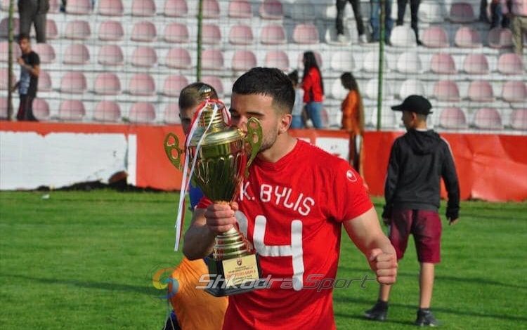 FOTO/ Pas sherrit, shpallet në kërkim futbollisti i Laçit