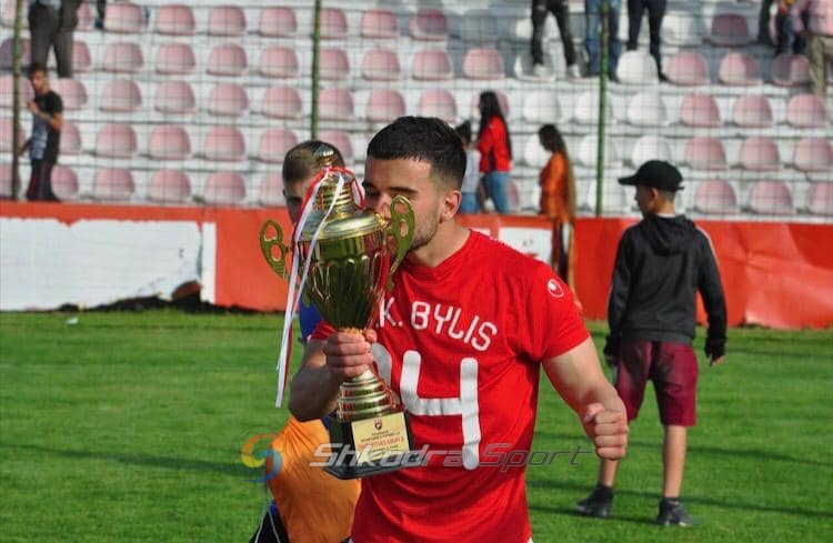 FOTO/ Pas sherrit, shpallet në kërkim futbollisti i Laçit