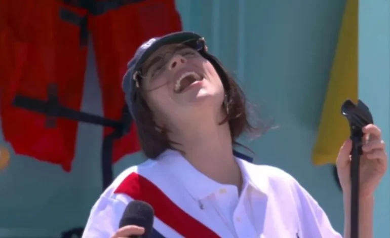 E ftuar speciale, performanca mbreslënëse e Billie Eilish në mbylljen e Paris 2024