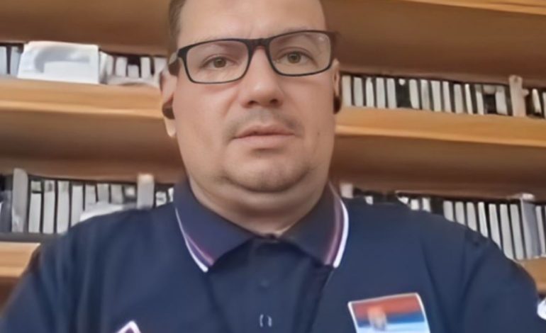 Doli me bluzën e Serbisë në një lidhje live, kërcënohet me jetë gazetari