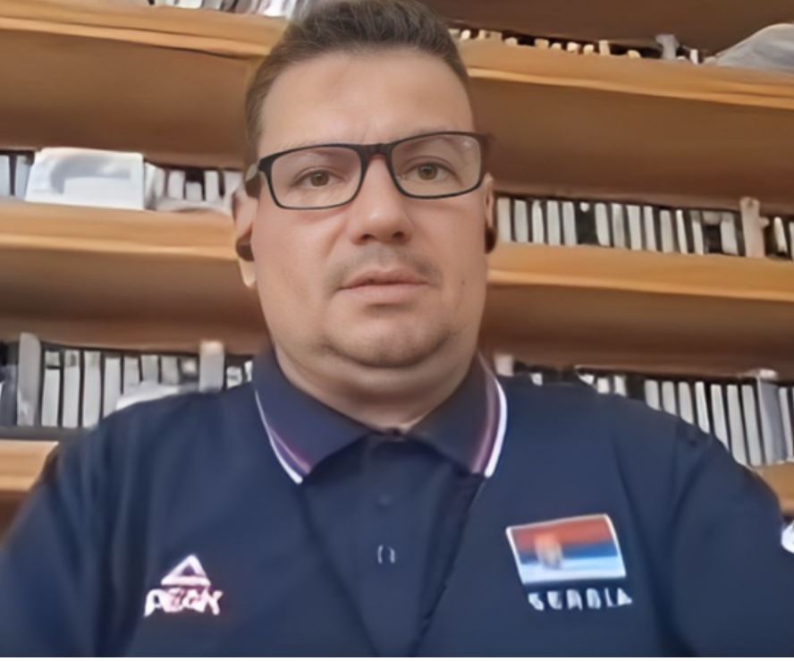 Doli me bluzën e Serbisë në një lidhje live, kërcënohet me jetë gazetari