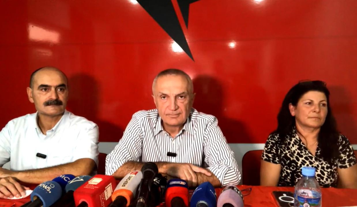 “SPAK organizatë terroriste”, Meta zbut tonet, por nuk i kursen sulmet dhe fyerjet ndaj Dumanit: Donin të na bllokonin llogaritë bankare, del një shefe zyre atje…