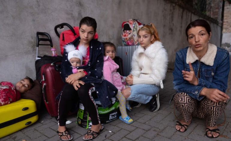 Dhjetëra refugjatë ukrainas detyrohen të flenë në rrugët e Hungarisë, pas një ndryshimi ligjor