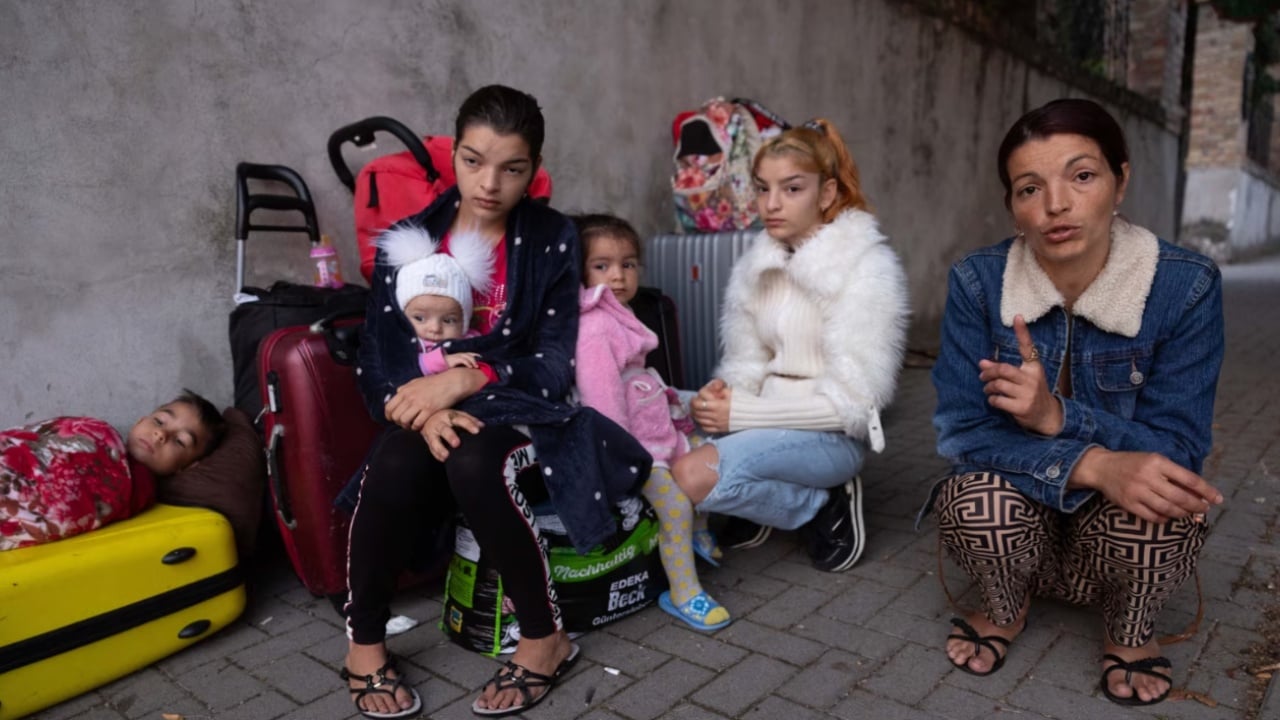 Dhjetëra refugjatë ukrainas detyrohen të flenë në rrugët e Hungarisë, pas një ndryshimi ligjor