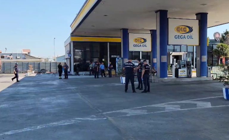 Shpërthen në flakë autoboti në karburantin Gega Oil/ Plagosen dy punonjës, përfundojnë me urgjencë në spital
