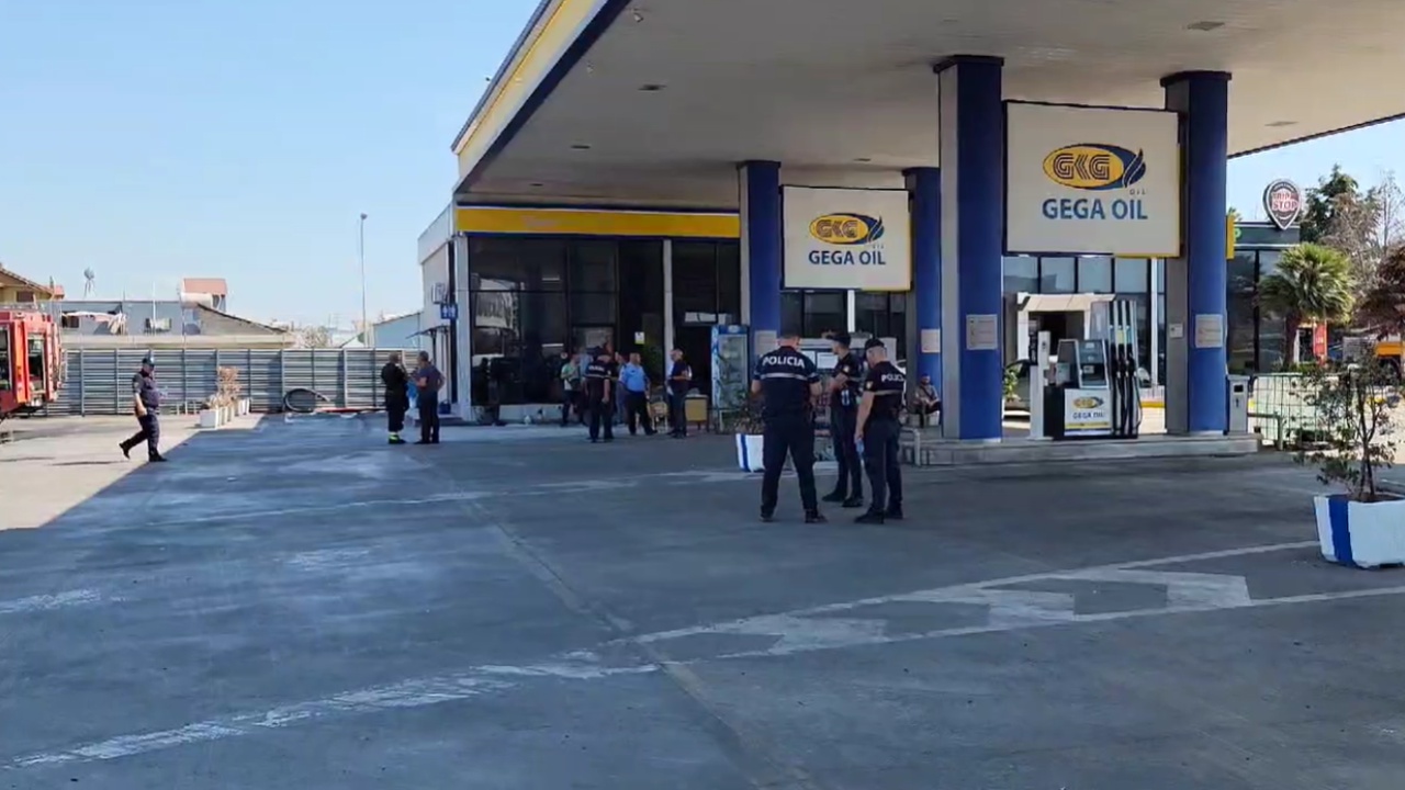 Shpërthen në flakë autoboti në karburantin Gega Oil/ Plagosen dy punonjës, përfundojnë me urgjencë në spital