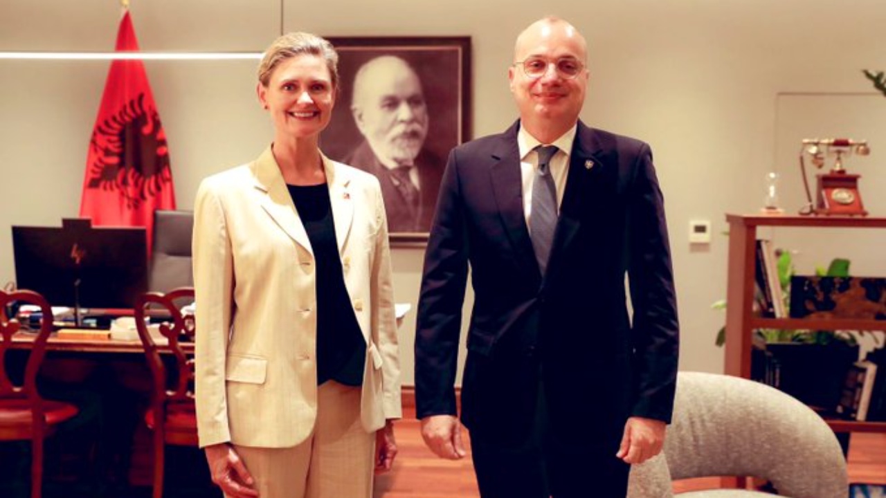 Ministri Hasani mirëpret Nancy VanHorn: Bashkëpunojmë për avancimin e lidhjes unike me SHBA-në