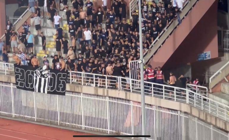 Tensione në ndeshjen Vllaznia-Tirana/ Tifozët hedhin lëndë piroteknike në fushë, përplasen me policinë, 5 të arrestuar