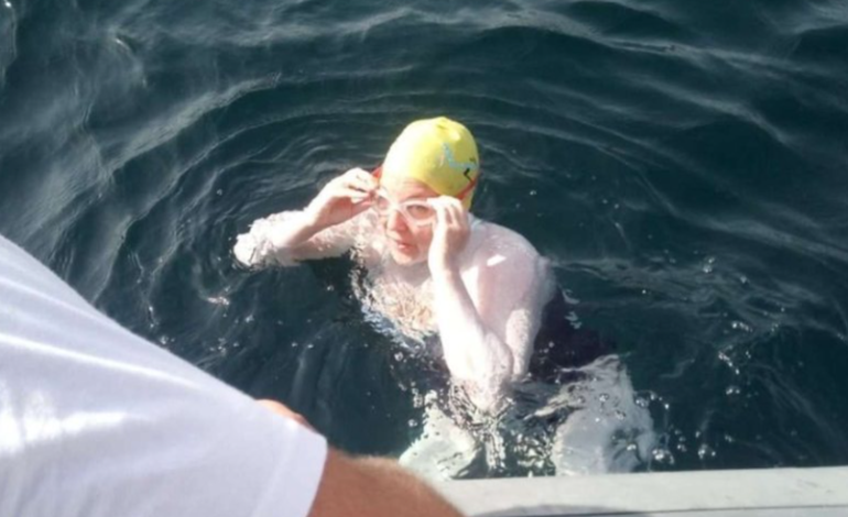 Eva Buzo nuk dorëzohet, niset përsëri me not nga Italia për në Shqipëri