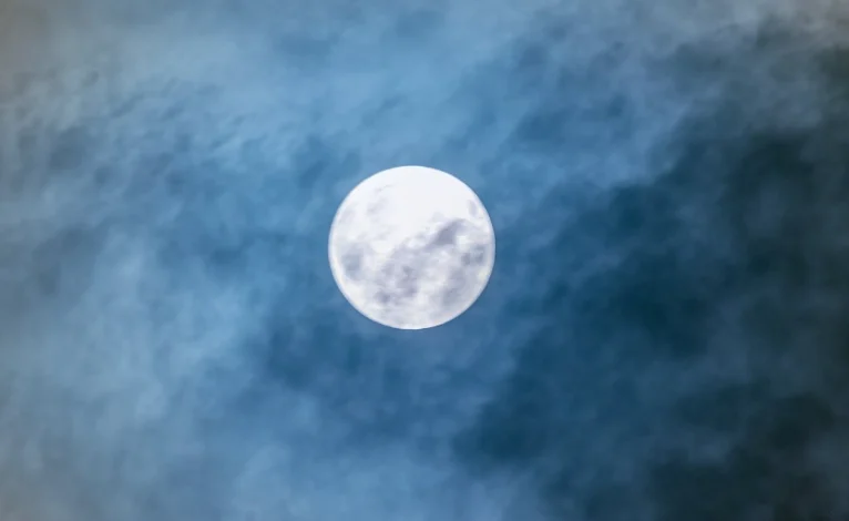 Të gjithë sytë nga qielli, ndodh fenomeni i Super Hënës Blu, peisazh mbreslënës