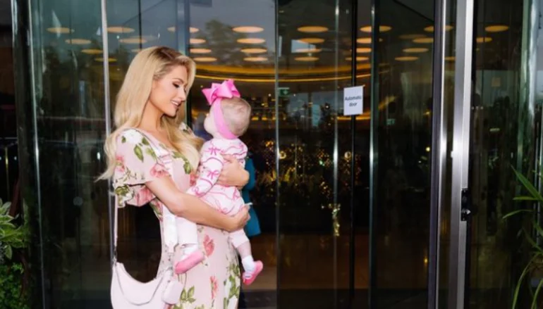 “E ka kokën e madhe”/ Paris Hilton reagon ashpër ndaj komenteve tallëse për djalin