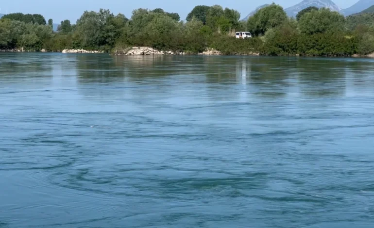 Shmanget tragjedia në lumin Buna, 49-vjeçari tentoi të hidhej nga ura