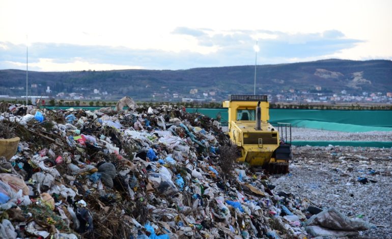 Qeveria rikthen sërish importin e plehrave